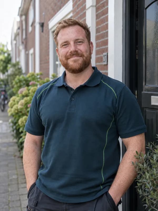 Fotorealistisch AI-personage Tim in petrolgroene werkkleding