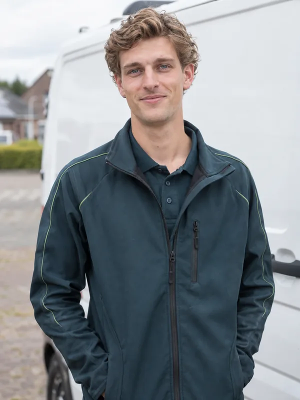 Fotorealistisch AI-personage Jasper in petrolgroene werkkleding
